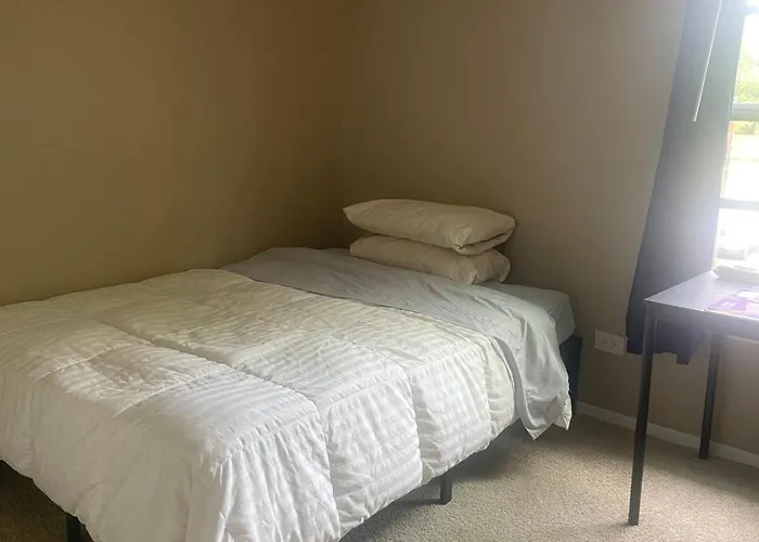 3 Bedroom With Free Parking Close To Ord Airport